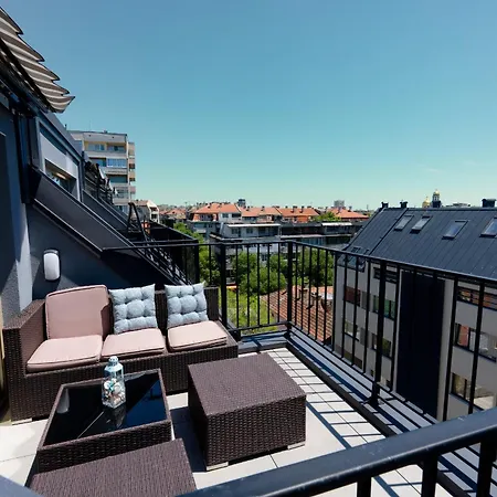 Elegant And Sunny With Free Parking