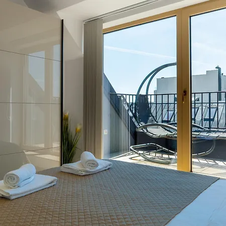 Elegant And Sunny With Free Parking Apartment Warna