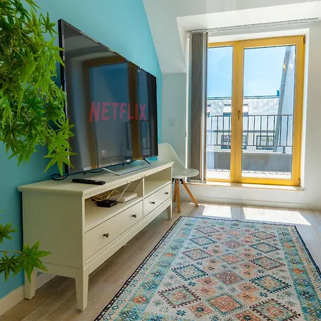 Elegant And Sunny With Free Parking Apartament Warna