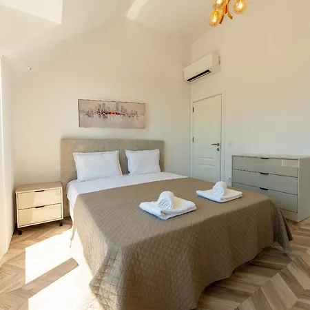 Elegant And Sunny With Free Parking Apartment