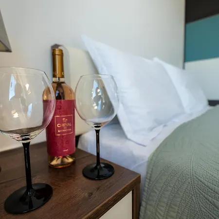 Elegant And Sunny With Free Parking Apartment