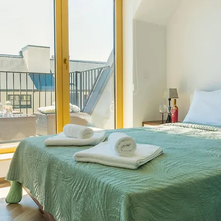 Elegant And Sunny With Free Parking Apartment