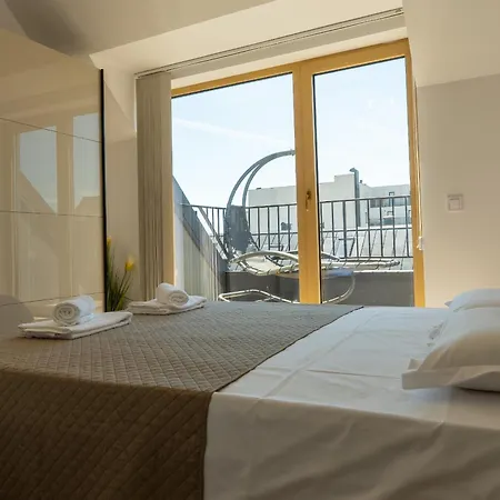 Elegant And Sunny With Free Parking Apartment Warna