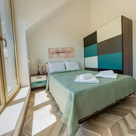 Elegant And Sunny With Free Parking Warna