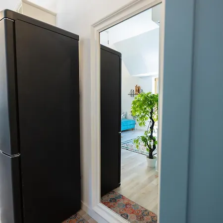 Elegant And Sunny With Free Parking Apartment Warna
