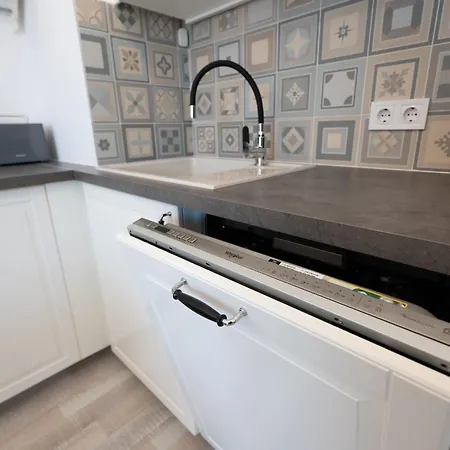 Elegant And Sunny With Free Parking Apartament